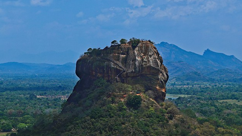 Sigiriya o Roca del León, una antigua fortaleza y un palacio con jardines, piscinas y terrazas sobre una roca de granito en Sri Lanka. Imagen panorámica tomada desde la cima de la roca Pidurangala. (Wimukthi Bandara en Wikimedia)