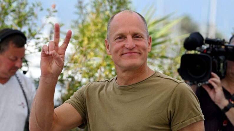 El actor estadounidense Woody Harrelson durante un photocall para la película "Triangle of Sadness" en la 75 edición del Festival de Cine de Cannes en Cannes, sur de Francia, el 22 de mayo de 2022. (Christophe Simon/AFP vía Getty Images)