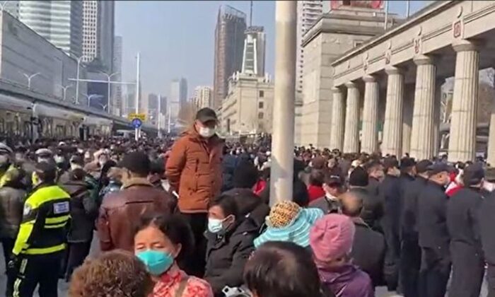 Ancianos protestan por los recortes en el seguro médico, en la ciudad de Wuhan, China, el 15 de febrero de 2023. (Captura de pantalla vía The Epoch Times)
