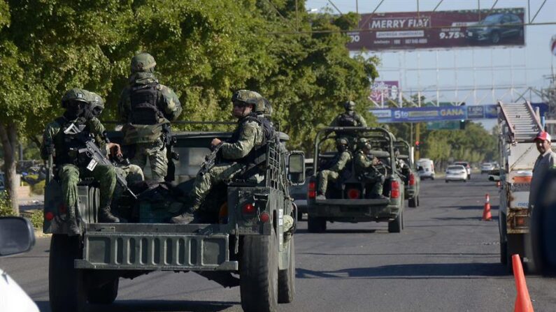 Imagen de archivo en la que se observa a miembros del Ejército mexicano patrullando una calle. EFE/ Juan Carlos Cruz