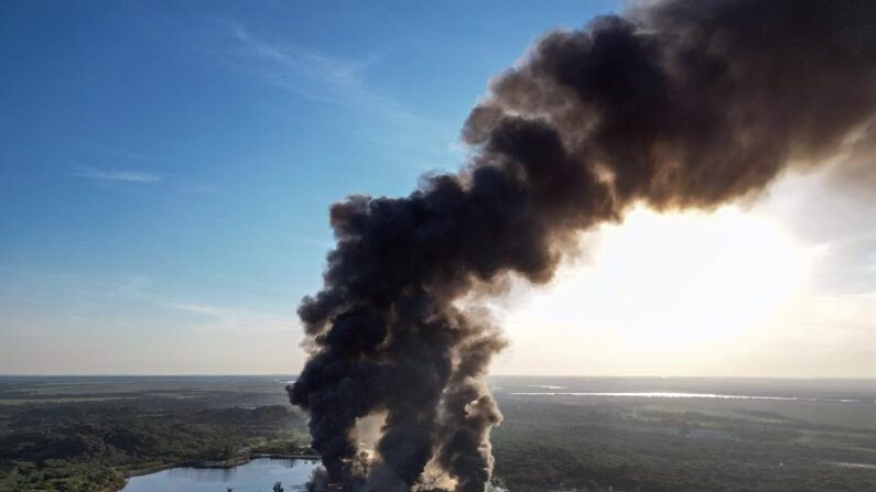 Fotografía aérea de una explosión en el Centro de Almacenamiento de Crudo de Petróleos Mexicanos (PEMEX) hoy, en Ixhuatlán del Sureste, estado de Veracruz (México). EFE/Angel Hernández
