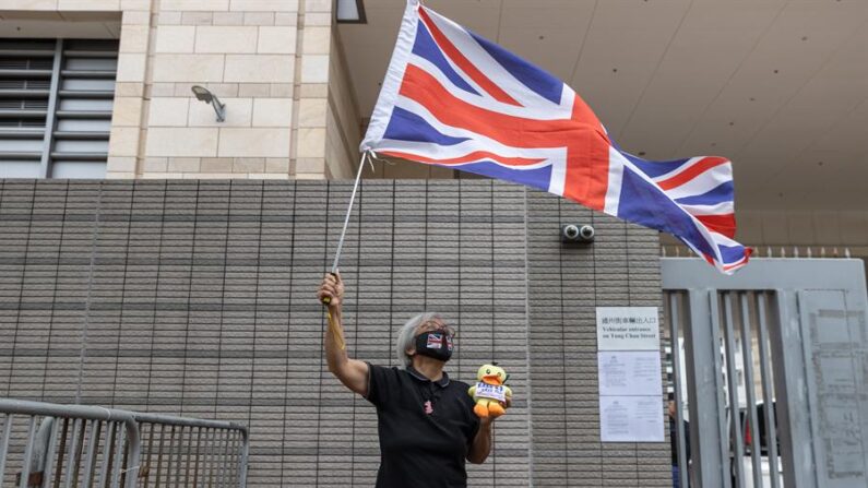 La activista política Alexandra Wong ondea una bandera Union Jack frente al Tribunal de magistrados de West Kowloon en Hong Kong, donde comienza el juicio de 47 activistas y políticos prodemocráticos". A 34 de los 47 acusados ​​se les ha negado la libertad bajo fianza y han sido encarcelados durante casi dos años. EFE/EPA/Jerome Favre