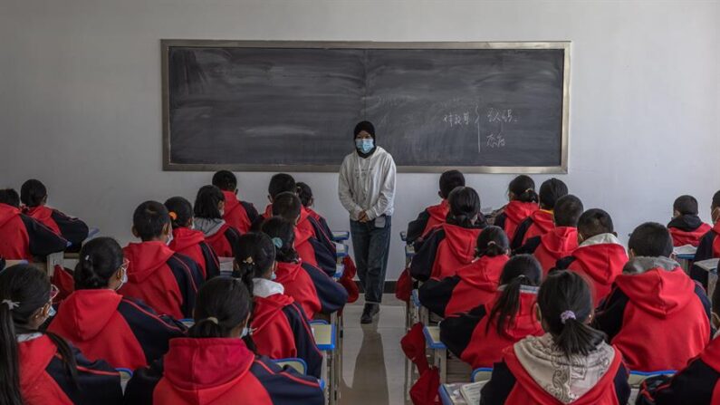 Estudiantes escuchan a un maestro durante una clase en una escuela en el distrito de Doilungdeqen, cerca de Lhasa, en la región autónoma del Tíbet, en China, el 16 de octubre de 2020. EFE/EPA/Roman Pilipey