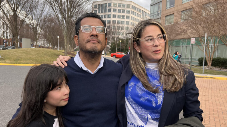 El exprecandidato presidencial nicaragüense Félix Maradiaga, uno de los presos políticos nicaragüenses expulsados de su país, posa junto a su esposa, la activista Berta Valle, y su hija después de su encuentro en Herndon, Virginia, EE.UU. el jueves 9 de febrero de 2023. (EFE)