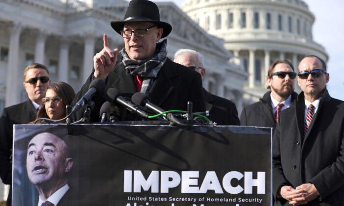 El representante Andy Biggs (R-Ariz.) (centro) habla durante una conferencia de prensa frente al Capitolio de EE.UU., el 1 de febrero de 2023. (Alex Wong/Getty Images)
