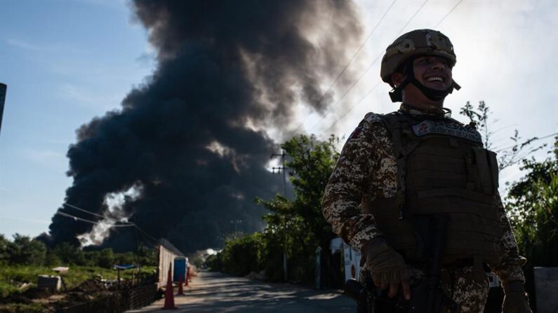 Personal de seguridad vigila la zona donde se registró una explosión en el Centro de Almacenamiento de Crudo de Petróleos Mexicanos (PEMEX) en Ixhuatlán del Sureste, estado de Veracruz (México). EFE/Angel Hernández