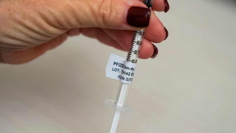 Una enfermera sostiene una jeringa que contiene una dosis de la vacuna COVID-19 de Pfizer en Seattle, Washington, el 21 de junio de 2022. (David Ryder/Getty Images)