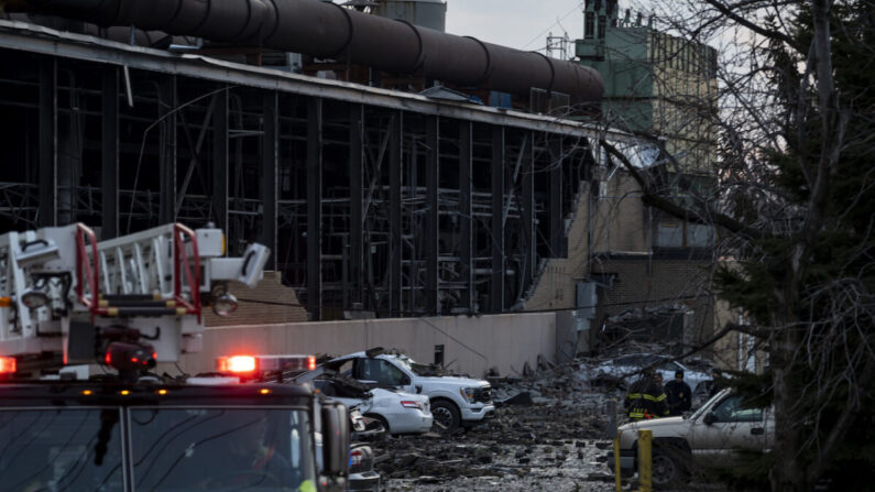 Los escombros cubren el suelo y los coches cercanos después de una explosión en la planta de metales I. Schumann & Co. en Bedford, Ohio, el 20 de febrero de 2023. (Michael Swensen/Getty Images)