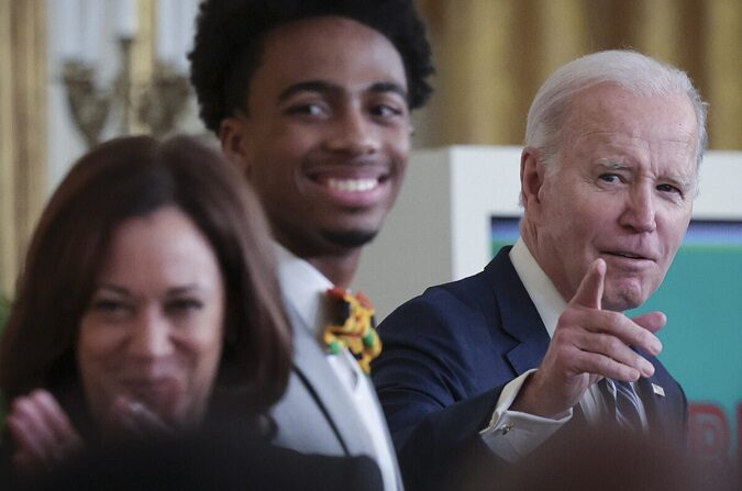 El presidente de Estados Unidos, Joe Biden, habla durante un acto en la Sala Este de la Casa Blanca con motivo del Mes de la Historia Negra en Washington, D.C., el 27 de febrero de 2023. En la foto también aparecen la vicepresidenta Kamala Harris (izq.) y DuWayne Portis Jr., estudiante de último curso de preparatoria y líder juvenil del Chicago Youth Service Corps. (Win McNamee/Getty Images)