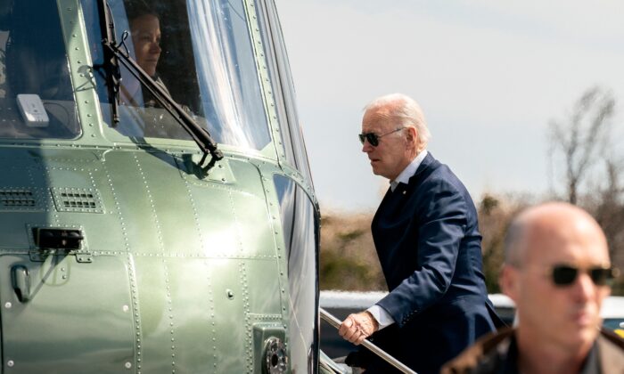 El presidente Joe Biden aborda el Marine One en Gordons Pond, en Rehoboth Beach, Del., el 20 de marzo de 2022. (Stefani Reynolds/AFP vía Getty Images)
