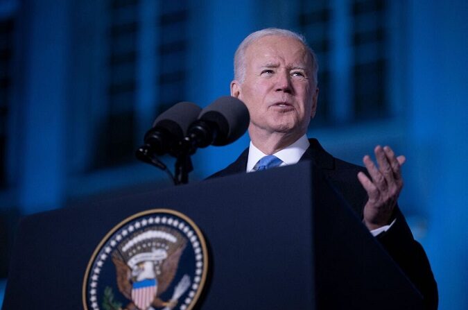 El presidente Joe Biden pronuncia un discurso sobre la guerra rusa en Ucrania en el Castillo Real de Varsovia, Polonia, el 26 de marzo de 2022. (Brendan Smialowski/AFP vía Getty Images)
