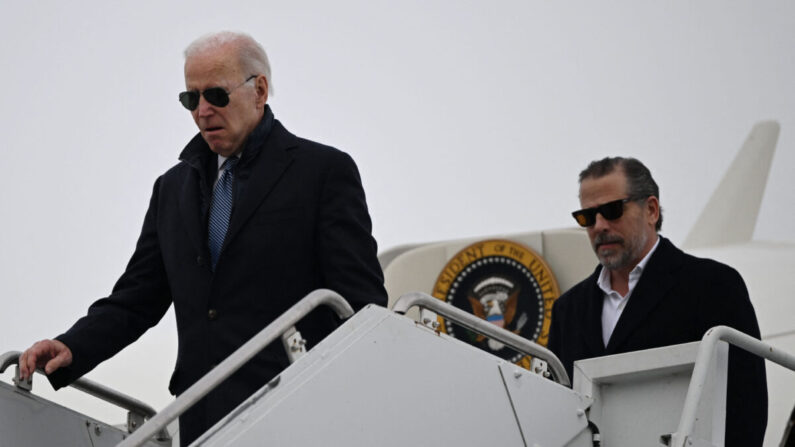 El presidente Joe Biden, con su hijo Hunter Biden, llega a la base de la Guardia Nacional Aérea de Hancock Field en Siracusa, Nueva York, el 4 de febrero de 2023. (Andrew Caballero-Reynolds/AFP vía Getty Images)
