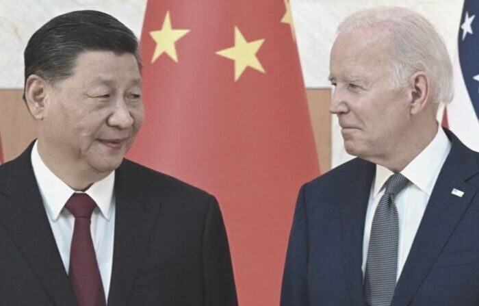 El presidente de los Estados Unidos, Joe Biden (Der.), y el líder de China, Xi Jinping, se reúnen al margen de la Cumbre del G20 en Nusa Dua, en la isla turística indonesia de Bali, el 14 de noviembre de 2022. (Saul Loeb/AFP vía Getty Images)