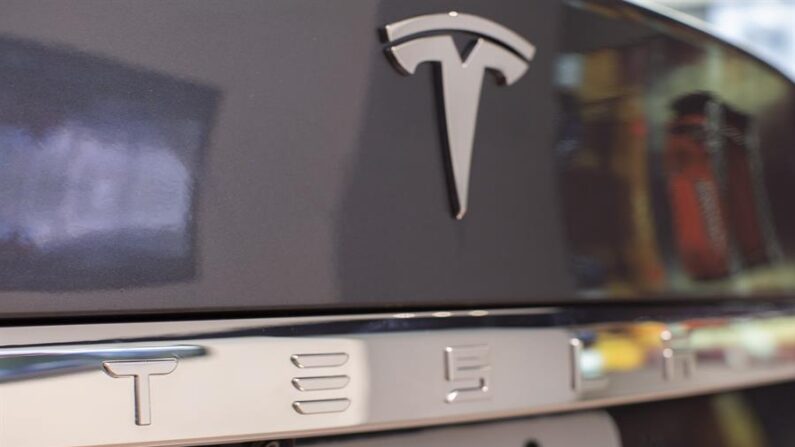 Imagen de archivo en donde se aprecia el logotipo de Tesla. EFE/Cj Gunther