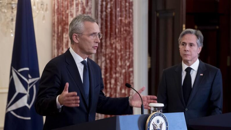 El secretario de Estado de los Estados Unidos, Antony Blinken (d), y el scretario general de la OTAN, Jens Stoltenberg (i), este 8 de febrero de 2023. EFE/EPA/Michael Reynolds