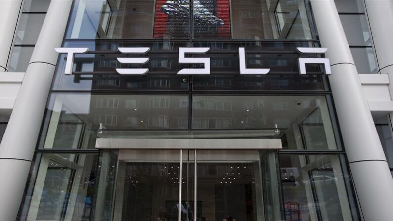 Vista del logo de Tesla, en una fotografía de archivo. EFE/Cj Gunther