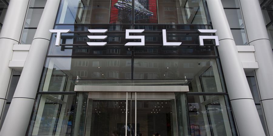 Beneficios netos de Tesla cayeron un 55 % en el primer trimestre del año