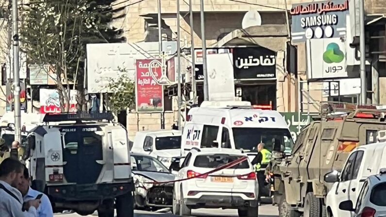 Fuerzas israelíes patrullan cerca de Nablus tras el ataque en el que murieron al menos dos israelíes el 26 de febrero de 2023. EFE/EPA