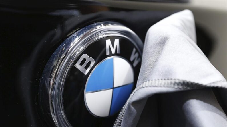 En una fotografía de archivo, se ve el logotipo de la firma alemana de automóviles y motocicletas BMW/EPA/Laurent Dubrule 