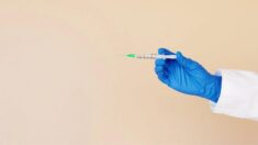 Más de 217,000 estadounidenses han muerto por vacuna contra COVID, según encuesta