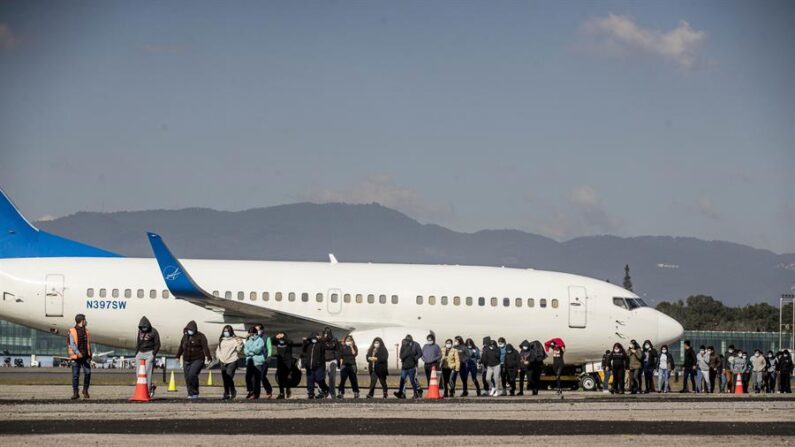 Un grupo de personas deportadas caminan, provenientes del primer vuelo desde los Estados Unidos a Guatemala, en una fotografía de archivo. EFE/ Esteban Biba