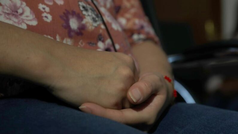 Detalles de las manos de Estrella, víctima de trata, durante una charla con Efe en la Ciudad de México (México). EFE/ Alex Cruz/Archivo