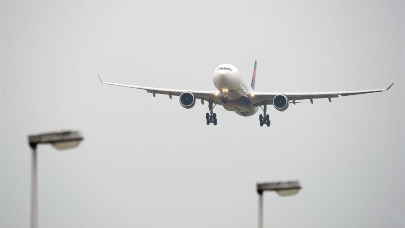 Vista de una avión aterrizando en un aeropuerto, en una fotografía de archivo. EPA/Nico Garstman