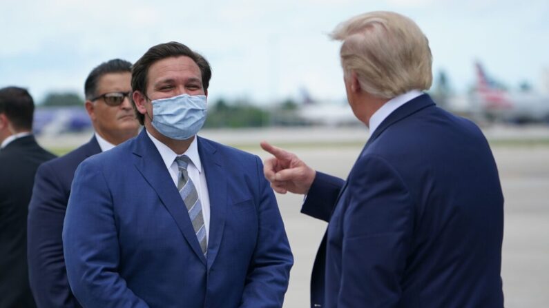 El entonces presidente Donald Trump habla con el gobernador de Florida Ron DeSantis en West Palm Beach, Florida, el 8 de septiembre de 2020. (Mandel Ngan/AFP vía Getty Images)
