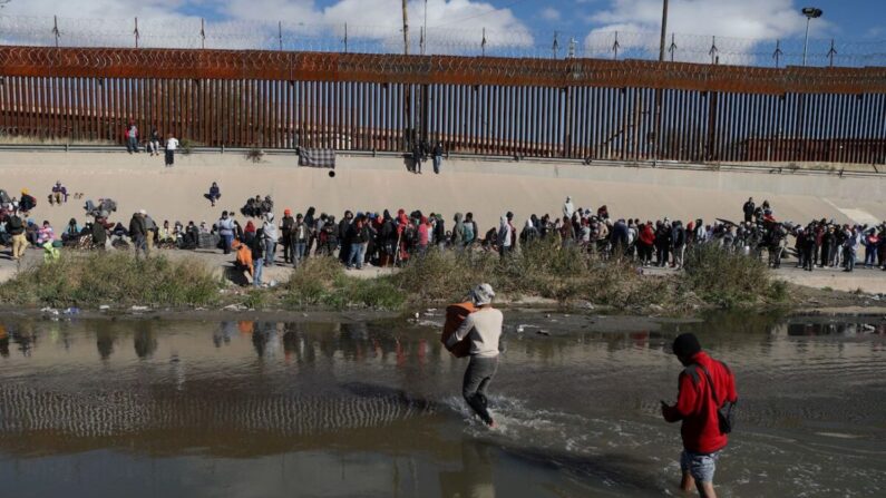 Inmigrantes ilegales cruzan el Río Grande para entregarse a agentes de la Patrulla Fronteriza de Estados Unidos en El Paso, Texas, visto desde Ciudad Juárez, México, el 13 de diciembre de 2022. (Herika Martine/AFP vía Getty Images)
