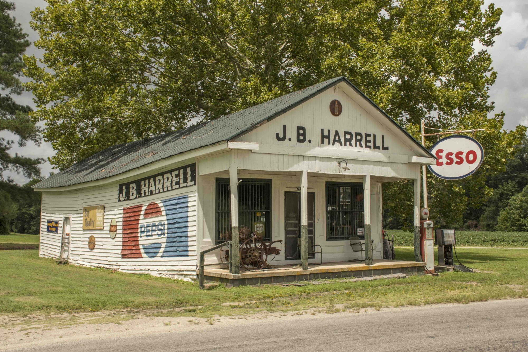 Una tienda de conveniencia y una estación de servicio abandonadas en Grizzard, Virginia. (Cortesía de Michael Wade)