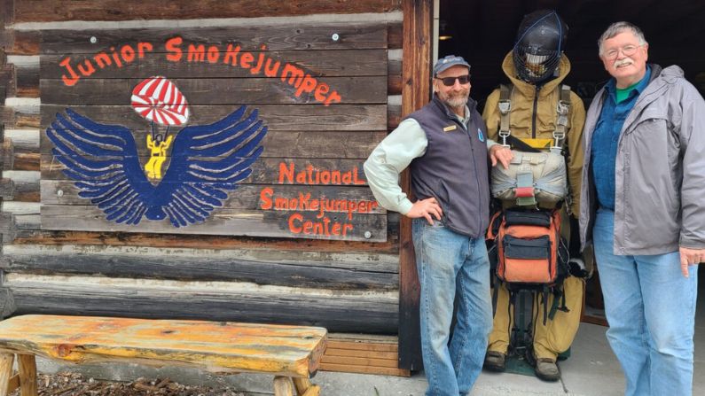 Ken Herrick (dcha.) junto a Jim Kitchen (izq.) y un maniquí vestido con equipo completo de saltador de humo en Yellowstone Nature Connection, Yellowstone, Mont.