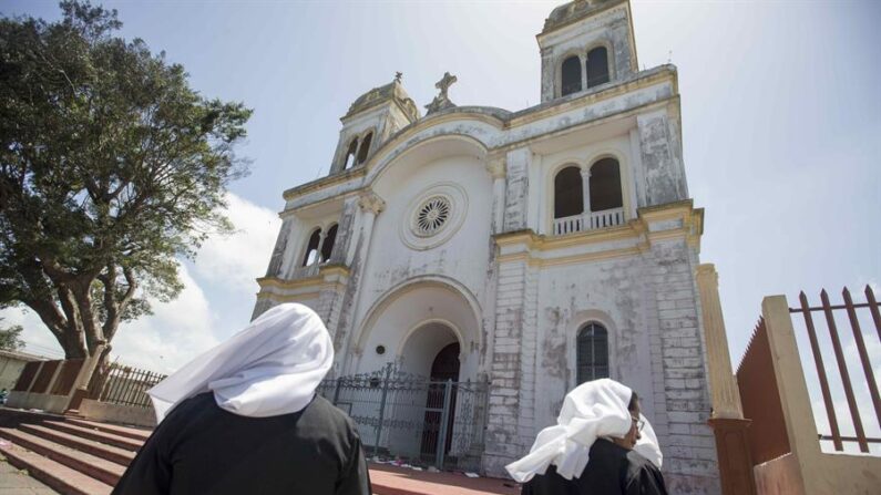 Dos monjas caminan frente a la basílica de San Sebastián en la ciudad de Diriamba (Nicaragua), en una fotografía de archivo. EFE/Jorge Torre