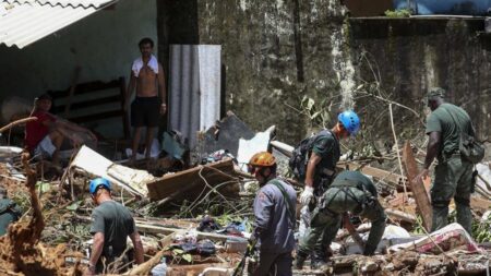 Rescatistas aún buscan a 57 desaparecidos en el litoral de Sao Paulo