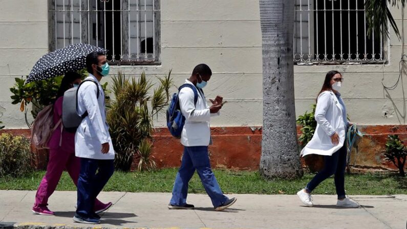 Trabajadores de la salud caminan por una calle en La Habana (Cuba). Imagen de archivo. EFE/ Ernesto Mastrascusa