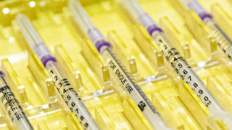 Jeringas con una inyección de la vacuna anti-COVID de Novavax, en Berlín, Alemania, el 28 de febrero de 2022. (Carsten Koall/Getty Images)

