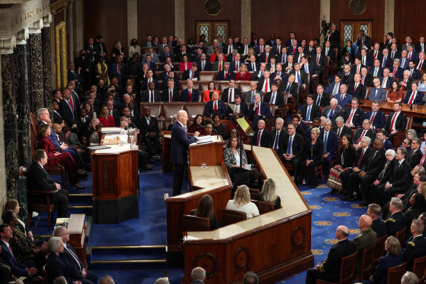 El presidente de EE. UU., Joe Biden, pronuncia su discurso sobre el Estado de la Unión durante una reunión conjunta del Congreso en la Cámara de Representantes del Capitolio de EE.UU. el 07 de febrero de 2023 en Washington, DC. El discurso marca el primero de Biden ante la nueva Cámara controlada por los republicanos (Win McNamee/Getty Images)