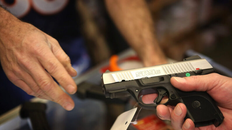 Un cliente compra una pistola en la tienda de artículos deportivos Freddie Bear Sports en Tinley Park, Illinois, el 17 de diciembre de 2012. (Scott Olson/Getty Images)
