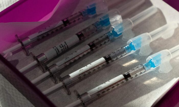 Vacunas anti-COVID en el Hospital de la Universidad George Washington, en Washington, el 14 de diciembre de 2020. (Jacquelyn Martin/Pool/AFP vía Getty Images)
