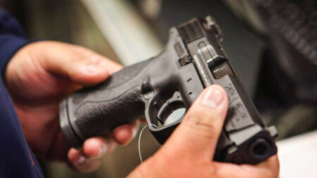 Corte encuentra inconstitucional la prohibición federal de armas a delincuentes de violencia doméstica