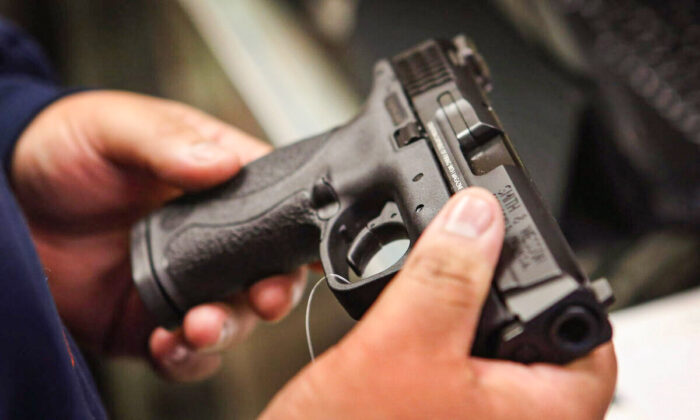 En esta foto de archivo, un cliente compra una pistola en una tienda de armas, en Illinois, el 17 de diciembre de 2012. (Scott Olson/Getty Images)

