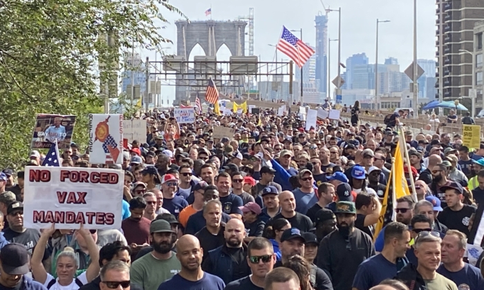 Miles de manifestantes contra los mandatos de vacunación de la Ciudad de Nueva York marchan a lo largo del puente de Brooklyn hacia Manhattan, Nueva York, el 26 de octubre (Sarah Lu/The Epoch Times)