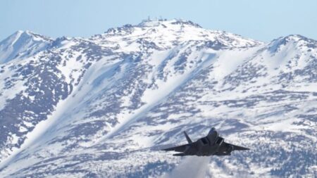 Canadá despliega la Fuerza Aérea en búsqueda del objeto derribado en un “complejo terreno montañoso”