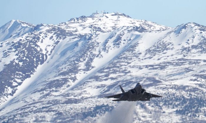 Un F-22 Raptor despega de la Base Conjunta Elmendorf-Richardson, Alaska (US Air Force)