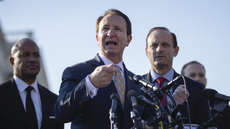 El fiscal general de Luisiana, Jeff Landry (C), habla durante una rueda de prensa en el Capitolio de EE.UU. en Washington, el 22 de enero de 2020. (Drew Angerer/Getty Images)
