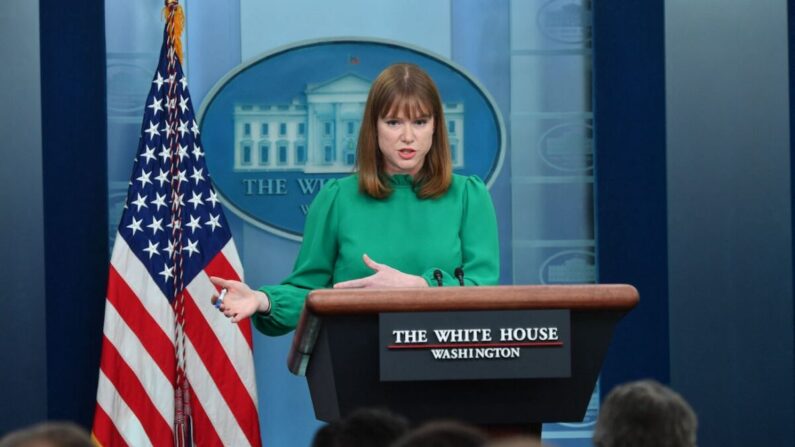 La directora de Comunicación de la Casa Blanca, Kate Bedingfield, habla durante una sesión informativa en la Sala de Prensa James S. Brady de la Casa Blanca en Washington, el 30 de marzo de 2022. (Nicholas Kamm/AFP vía Getty Images)
