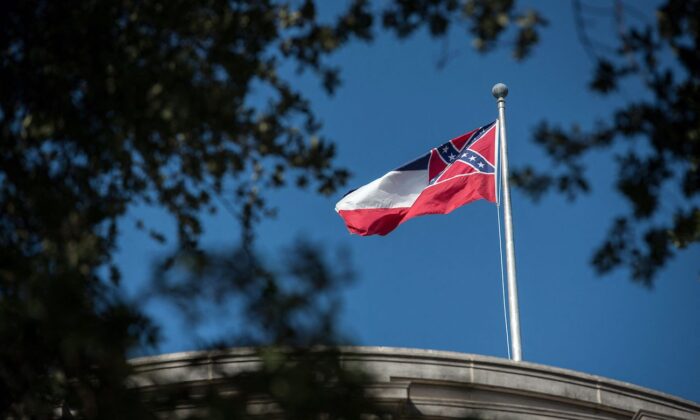 La bandera del estado de Mississippi ondea sobre el edificio del Capitolio del Estado de Mississippi, en Jackson, Mississippi, el 28 de junio de 2020. (Rory Doyle/AFP vía Getty Images)
