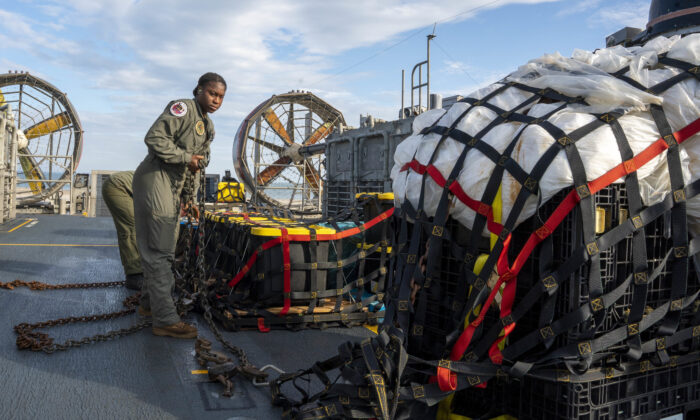 Los marineros preparan en el Océano Atlántico el material recuperado de un globo de gran altitud reclamado por China para transportarlo a los agentes federales de la Base Expedicionaria Conjunta Little Creek el 10 de febrero de 2023. (Ryan Seelbach/Marina de los EE. UU. a través de Getty Images)