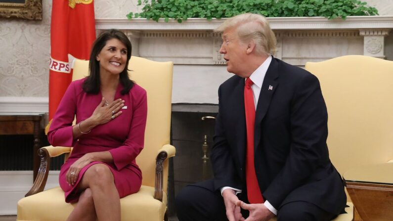 El presidente Donald Trump anuncia que ha aceptado la renuncia de Nikki Haley como embajadora de Estados Unidos ante las Naciones Unidas, en la Oficina Oval de la Casa Blanca en Washington el 9 de octubre de 2018. (Mark Wilson/Getty Images)
