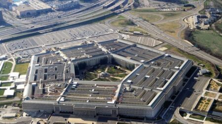 Gobierno “está cerca” de encontrar al que filtró los documentos del Pentágono, dice Biden