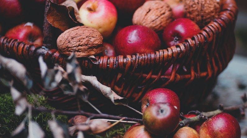 Una cucharada de vinagre de sidra de manzana al día suele ser suficiente para obtener beneficios para la salud. (Maria Orlova/Pexels)